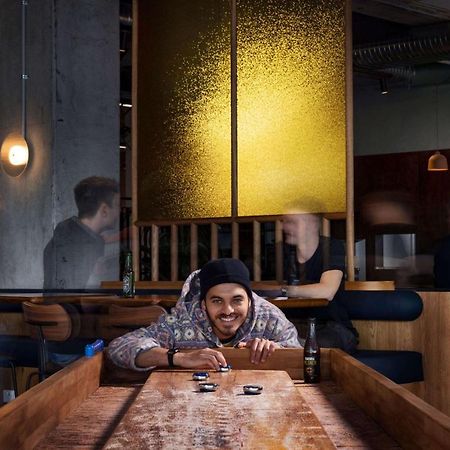 Lylo Auckland Hotel Exteriér fotografie A sushi chef at work