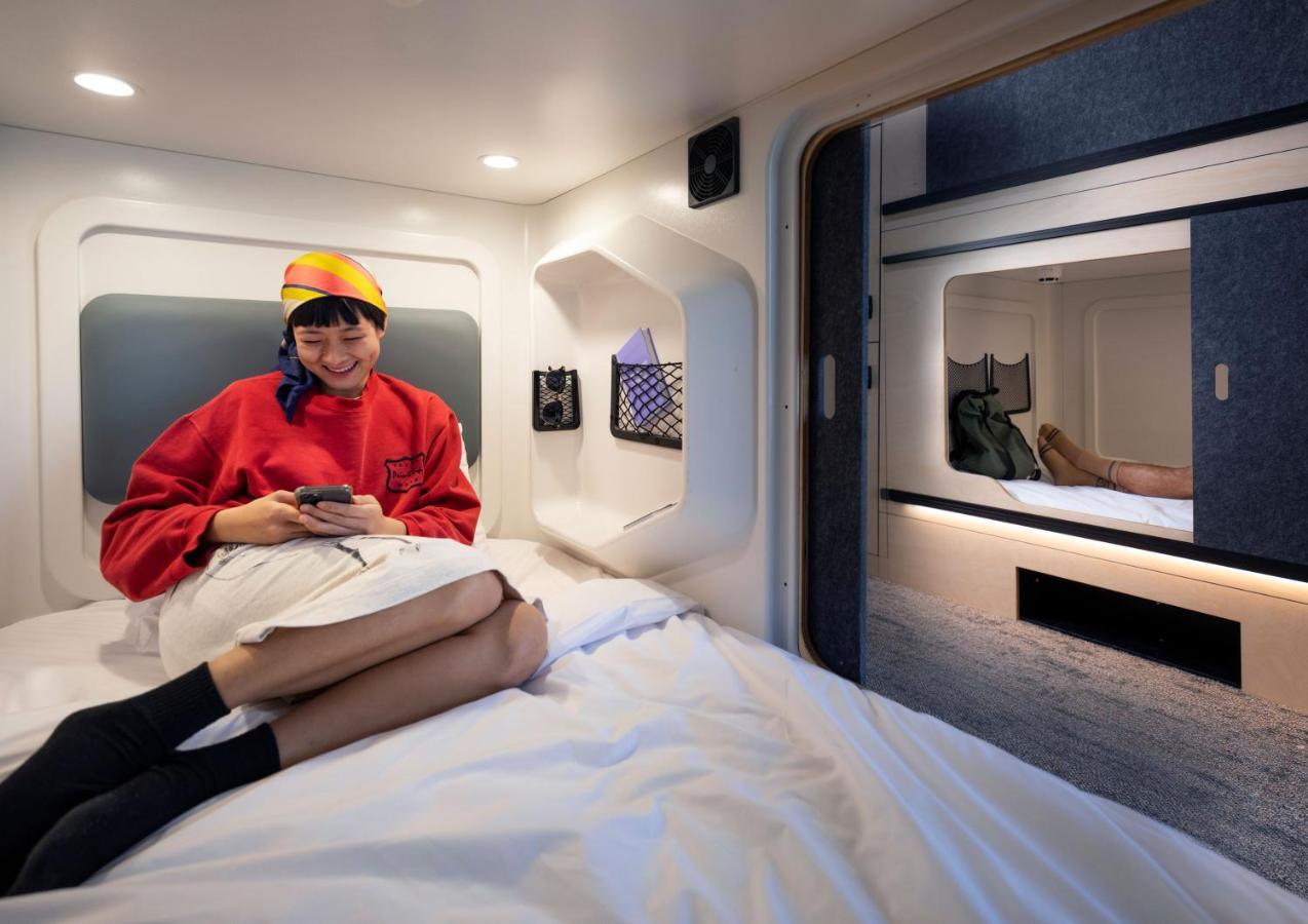 Lylo Auckland Hotel Exteriér fotografie A capsule hotel room