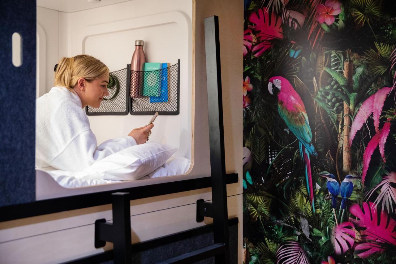 Lylo Auckland Hotel Exteriér fotografie A woman using a mobile phone in a hotel room