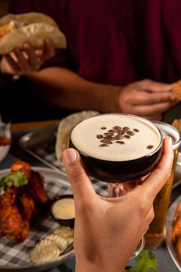 Lylo Auckland Hotel Exteriér fotografie A glass of Irish coffee