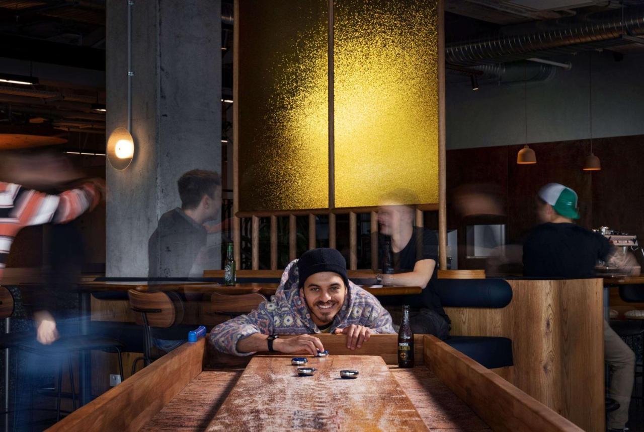 Lylo Auckland Hotel Exteriér fotografie A sushi chef at work