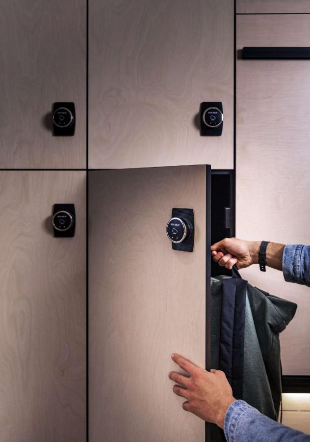 Lylo Auckland Hotel Exteriér fotografie A smart locker