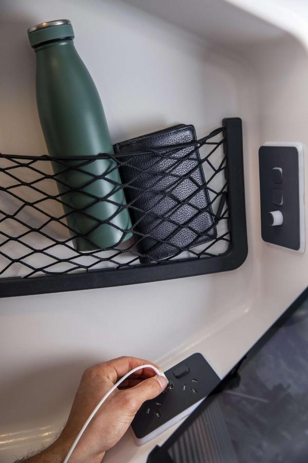 Lylo Auckland Hotel Exteriér fotografie A wallet and a mobile phone in a train pocket