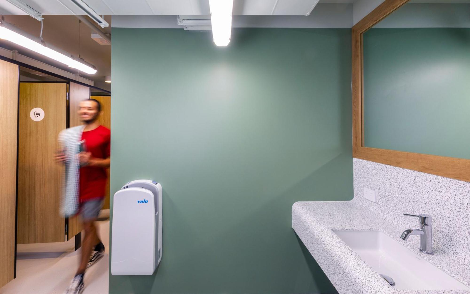 Lylo Auckland Hotel Pokoj fotografie A hand dryer in a public restroom