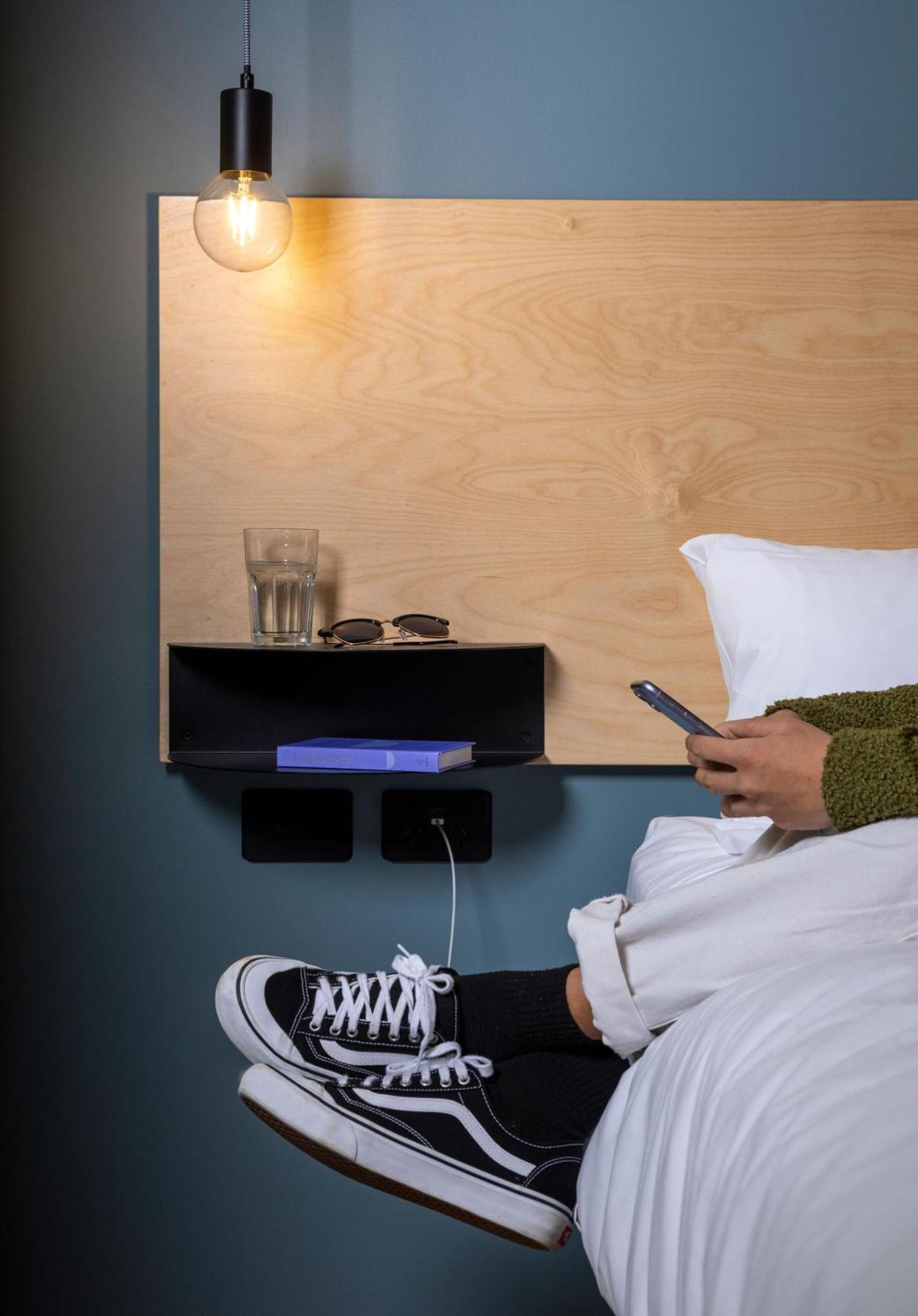 Lylo Auckland Hotel Pokoj fotografie A phone being used in bed